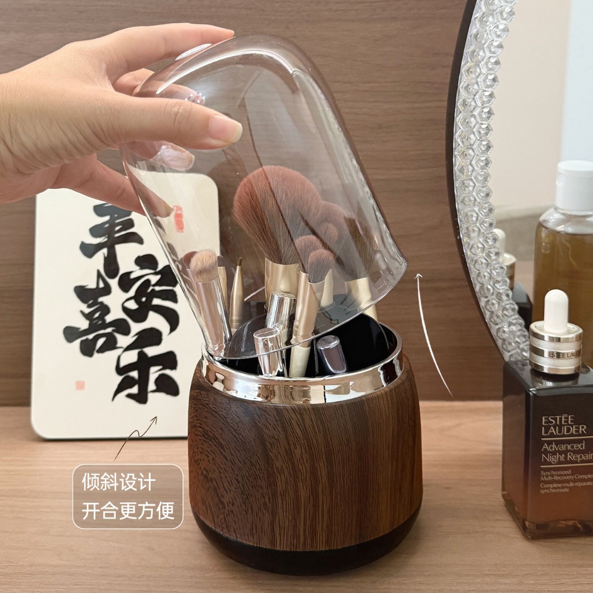 高級感のあるメイクブラシホルダー。卓上用で、防塵機能があり、 - Luxury Skincare And Makeup Brands のレビューと価格
